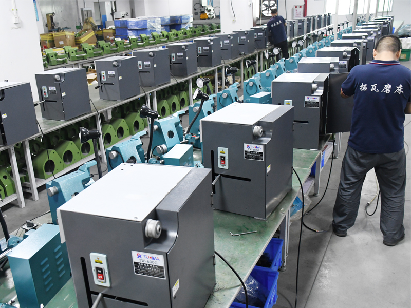 切斷研磨機組裝車間（jiān）